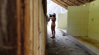 neeg soj xyuas lub koob yees duab ntawm ib tug spanish university colleague